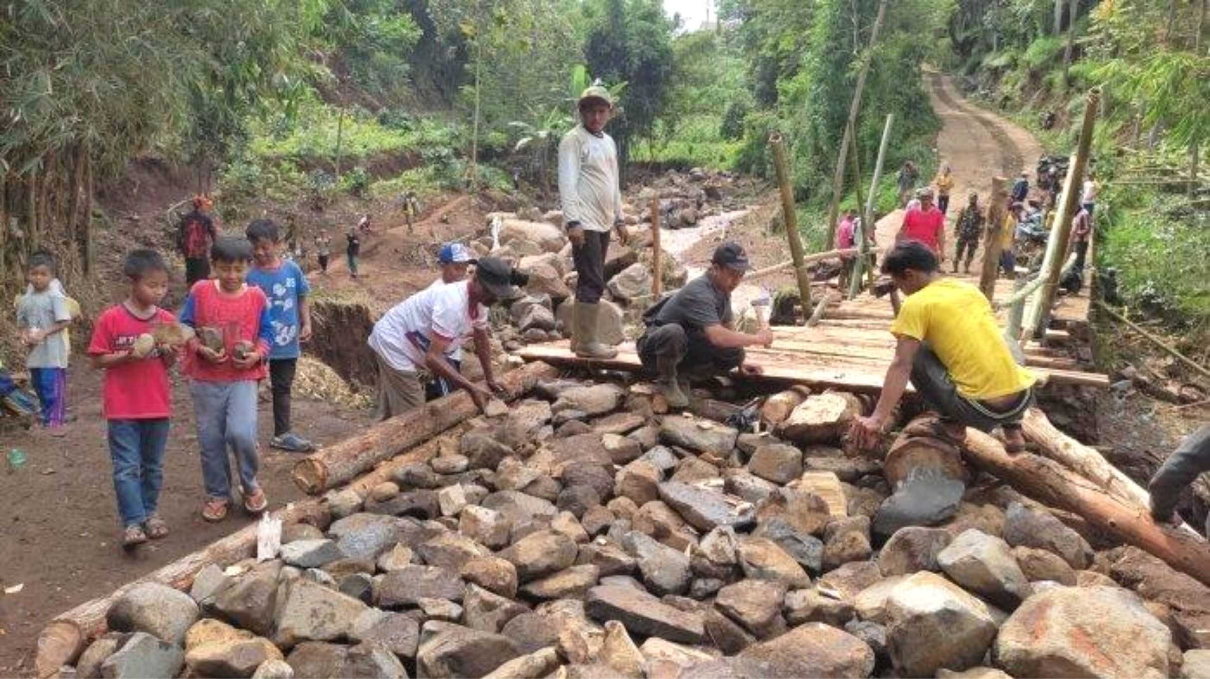 Jembatan Rusak Tak Kunjung Diperbaiki, Warga Kampung Pelag Tagih Janji Pemkab Garut